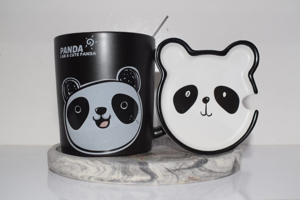 ماگ سفید و مشکی با درب صورت پاندا